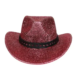 Gros plan d'un chapeau de cowboy rouge foncé avec paillettes et sangle tressée noire