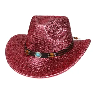 Détail du chapeau de cowboy rouge scintillant avec pierre turquoise et perles