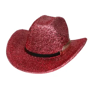 Détail d'un chapeau de cowboy rouge pailleté avec ruban noir et boucle métallique dorée