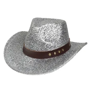 Detalle de sombrero vaquero plateado brillante con banda de cuero con remaches y brillos