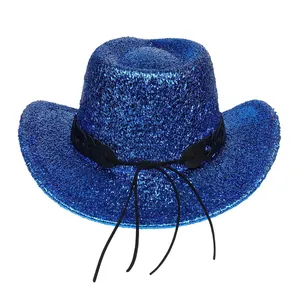Vue détaillée du chapeau de cowboy bleu à paillettes avec bande décorative noire et cordon