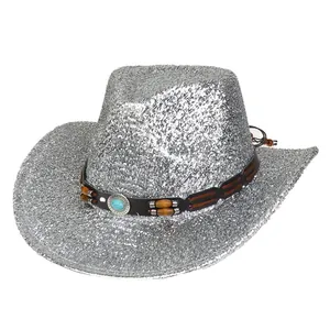 Chapeau de cowboy argenté pailleté avec bande en cuir turquoise sur fond blanc
