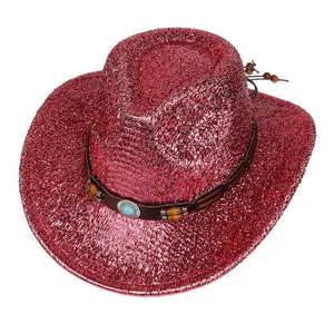 Détail d'un chapeau de cowboy rouge pailleté avec boucle turquoise et bandeau en cuir