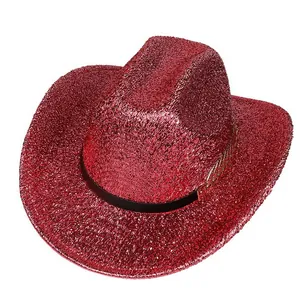 Détail macro d'un chapeau de cowboy à paillettes rouges avec bande en cuir noir et or