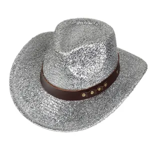 Detalle de sombrero vaquero plateado con purpurina, banda de cuero marrón y tachuelas oro