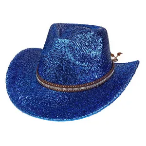 Détail d'un chapeau de cowboy bleu à paillettes avec bande strassée et cordon ajustable