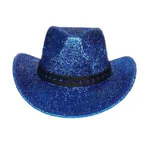 Détail d'un chapeau de cowboy à paillettes bleues avec bande tissée noire sur blanc