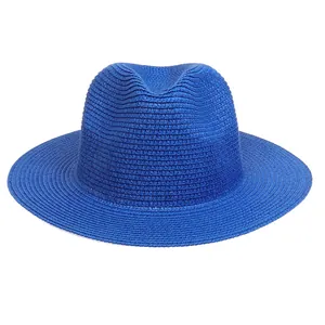 Hellblauer Strohhut mit breiter Krempe für Sonnenschutz, minimalistischer Sommerstil