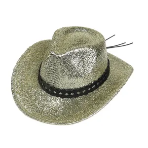 Détail macro d'un chapeau de cowboy doré scintillant avec garniture noire et cordon serré