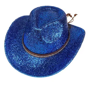 Détail du chapeau de cowboy bleu à paillettes avec bande en strass et cordon de serrage