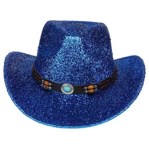 Détail du chapeau de cowboy bleu brillant avec bande noire et boucle en turquoise