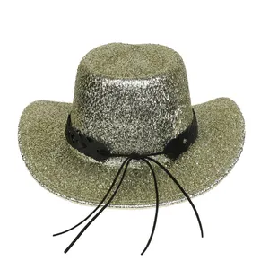 Détail d'un chapeau de cowboy doré à paillettes avec bande tissée noire et texture brillante