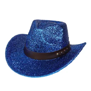 Detalle de sombrero vaquero azul con purpurina, banda de cuero sintético y remaches