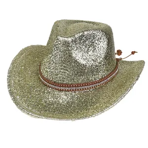 Détail de paillettes dorées sur chapeau cowboy avec bande de strass cloutée