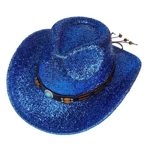 Détail d'un chapeau de cowboy bleu à paillettes avec bande en cuir et turquoise