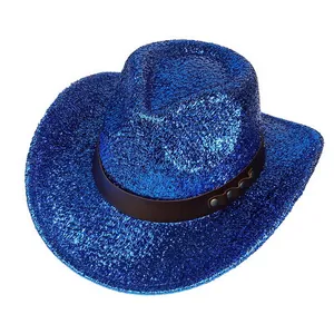 Detalle de sombrero de vaquero azul brillante con banda de cuero tachonada y ala ancha