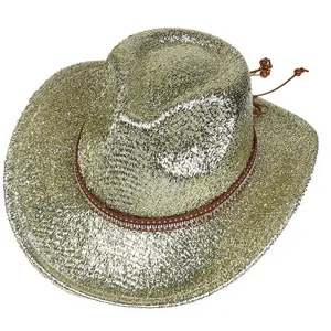 Détail du chapeau de cowboy doré brillant avec bandeau clouté et cordons de perles en bois