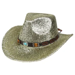 Détail macro du chapeau de cowboy vert doré avec bande ethnique en cuir et turquoise