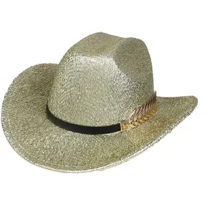 Détail de la texture tissée métallisée champagne avec chaîne feuille dorée sur le chapeau