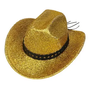 Détail de la texture dorée scintillante du chapeau de cowboy avec ruban tressé