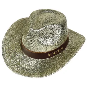 Detalle de sombrero vaquero rosa con banda de remaches y textura metálica brillante