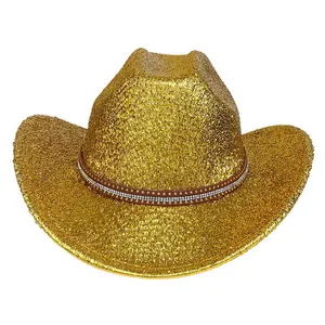Détail du chapeau de cowboy à paillettes dorées avec ruban en cuir à strass scintillants