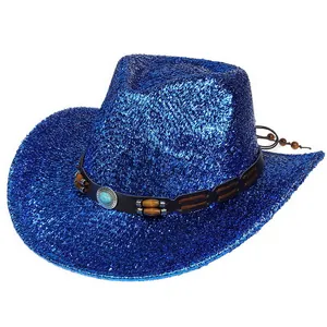 Détail d'un chapeau de cowboy bleu brillant avec pierre turquoise et perles de bois