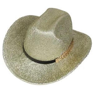 Gros plan détaillé d'un chapeau de cowboy doré à paillettes avec bandeau et chaîne métal