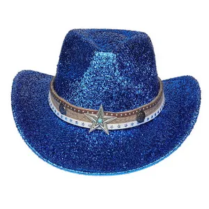 Dettaglio cappello cowboy blu reale con paillettes, borchie a stella e decoro turchese
