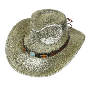 Détail du chapeau de cowboy doré scintillant avec bande en cuir et pierre turquoise