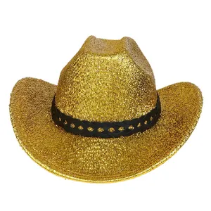 Détail d'un chapeau de cowboy doré à paillettes avec ruban noir pour fêtes et festivals