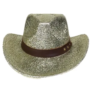 Detalle de sombrero vaquero rosa con lentejuelas doradas y banda de cuero con remaches