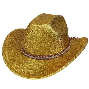 Détail d'un chapeau de cowboy doré à paillettes avec bande en cuir et strass brillants