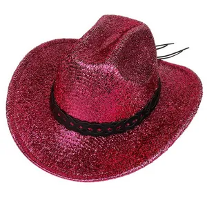 Vue détaillée du chapeau de cowboy rose scintillant avec bande noire et cordon ajustable
