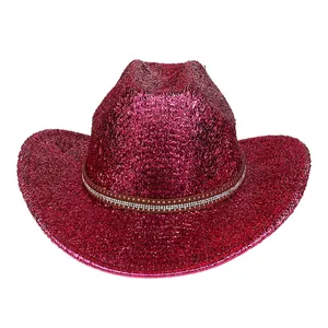 Détail de paillettes magenta étincelantes et ceinture en strass sur un chapeau cowboy