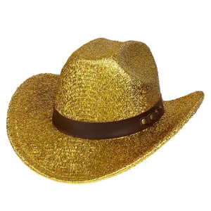 Sombrero vaquero occidental dorado brillante con banda de cuero marrón y remaches