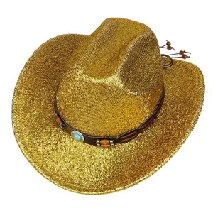 Gros plan détaillé du chapeau de cowboy doré avec pierre turquoise et perles en bois
