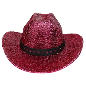 Détail du chapeau de cowboy rose à paillettes avec texture brillante et bande tressée noire
