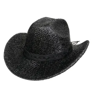 Détail d'un chapeau de cow-boy noir avec texture tressée brillante et ruban assorti
