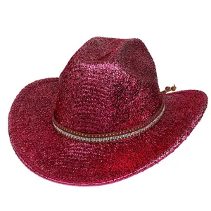 Détail d'un chapeau de cow-girl rose à paillettes avec bandeau en strass et cordons