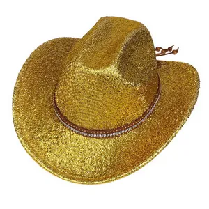 Détail d'un chapeau de cowboy doré à paillettes avec bandeau strass et cordon perlé