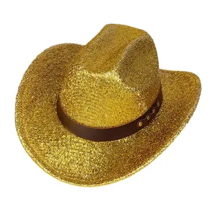 Detalle de sombrero vaquero dorado brillante con banda de cuero marrón y remaches