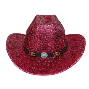 Détail d'un chapeau de cowboy rose métallique avec bande en cuir et perles turquoises