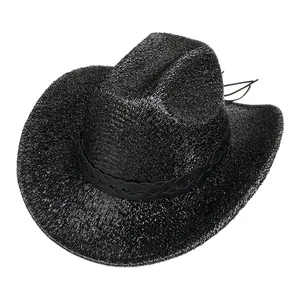 Détail du chapeau de cowboy noir scintillant avec ruban tressé et texture brillante