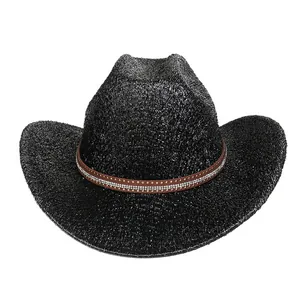 Détail d'un chapeau de cowboy noir à paillettes avec bande en similicuir et strass