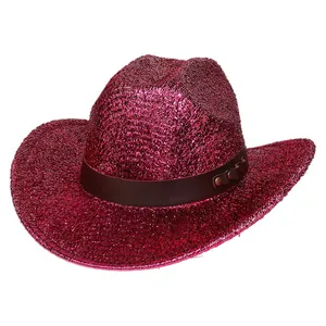 Detalle de sombrero vaquero rosa con textura de purpurina y banda decorativa con remaches