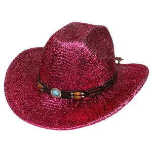 Détail d'un chapeau de cowboy rose pailleté avec turquoise et bande en cuir perlé