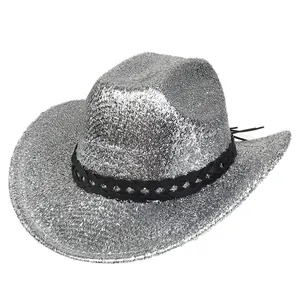 Gros plan sur la texture argentée scintillante et le bandeau tressé noir du chapeau cowboy