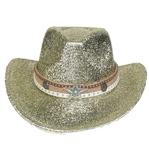 Dettaglio del cappello da cowboy con paillettes, distintivo a stella e turchese