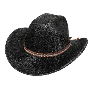 Détail d'un chapeau de cowboy noir pailleté avec une bande ornée de strass brillants